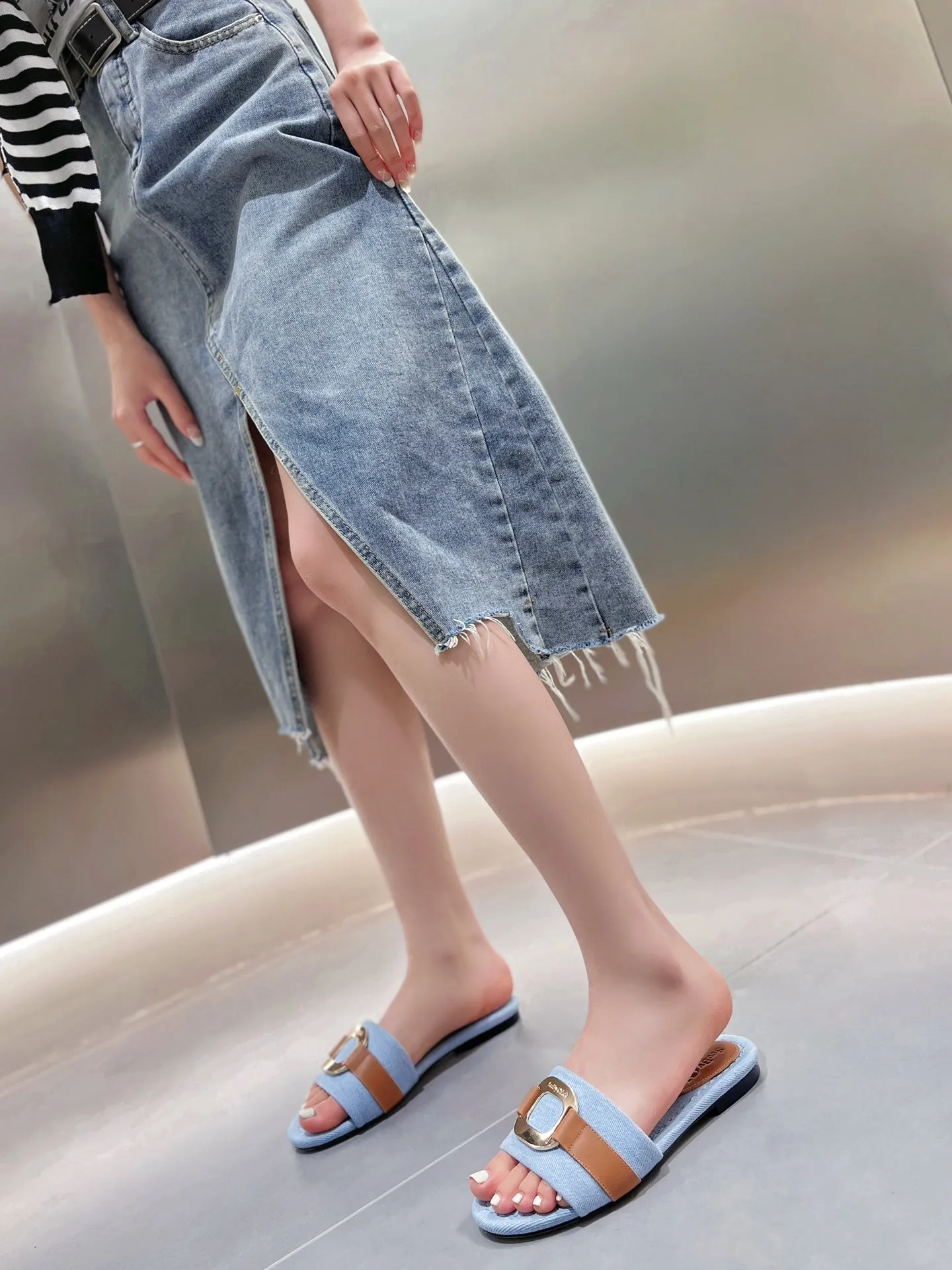 CHLOÉ SLIDE MULE IN LIGHT BLUE DENIM AND BROWN CALFSKIN GOLD HARDWARE
