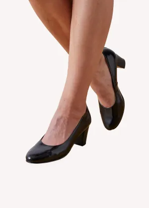 Comfortable wide leather pump with round toe
