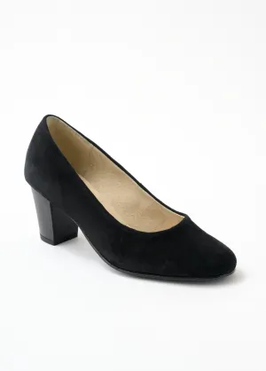 Comfortable wide leather pump with round toe