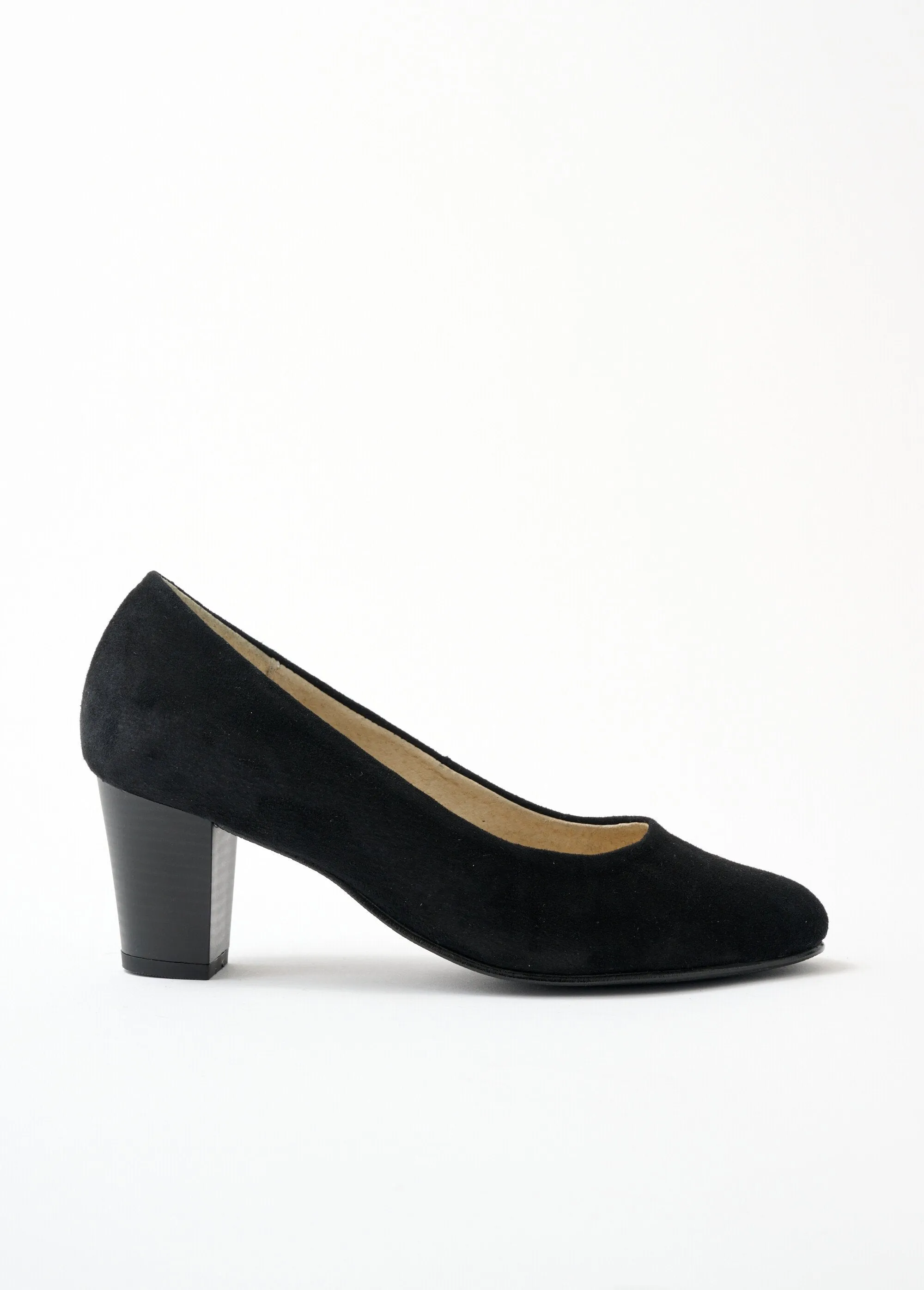 Comfortable wide leather pump with round toe