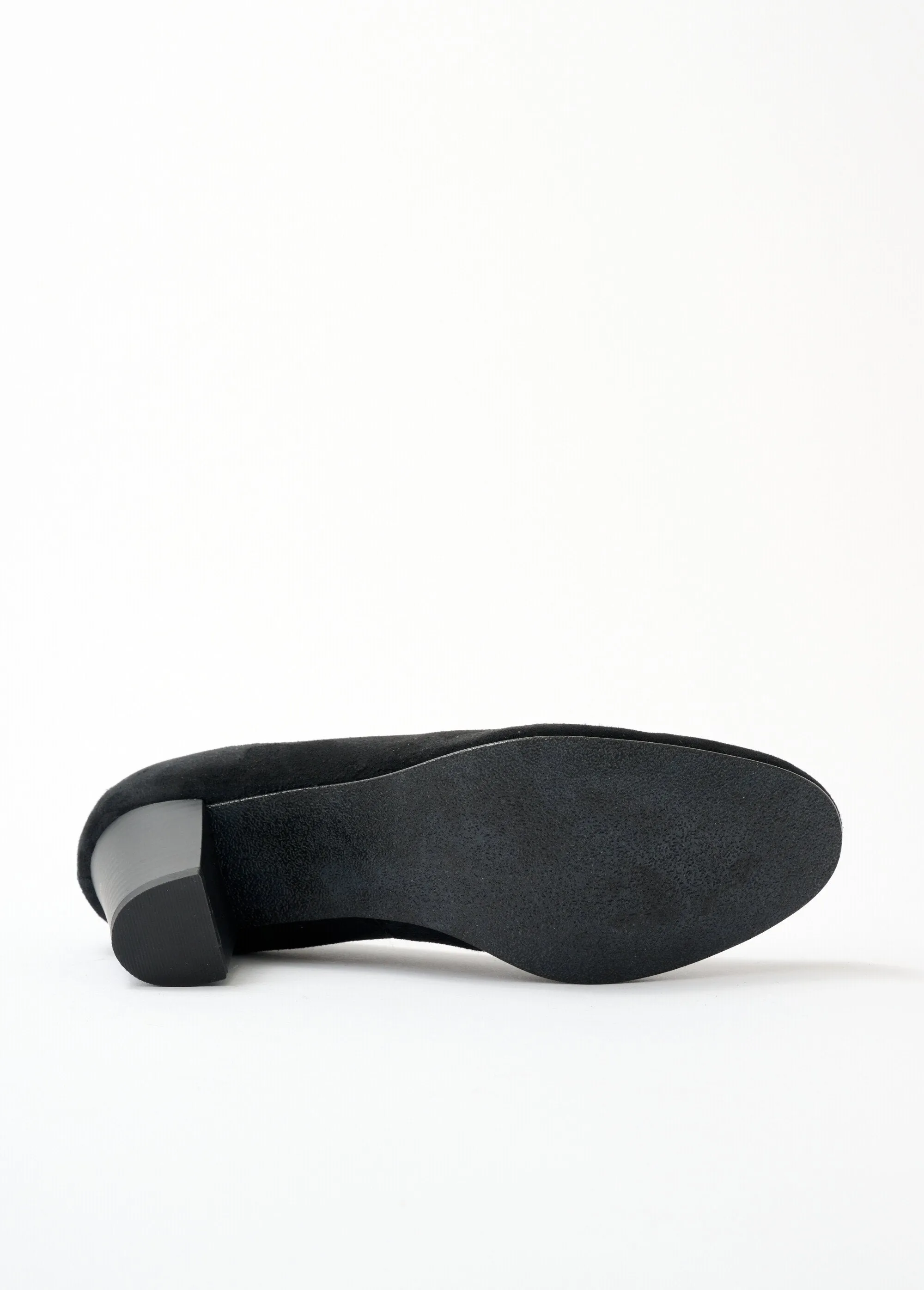 Comfortable wide leather pump with round toe