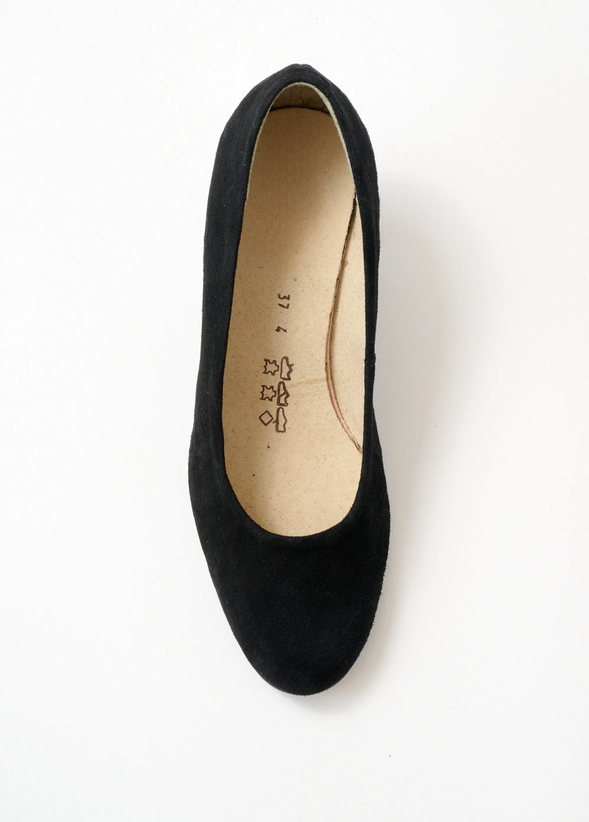 Comfortable wide leather pump with round toe