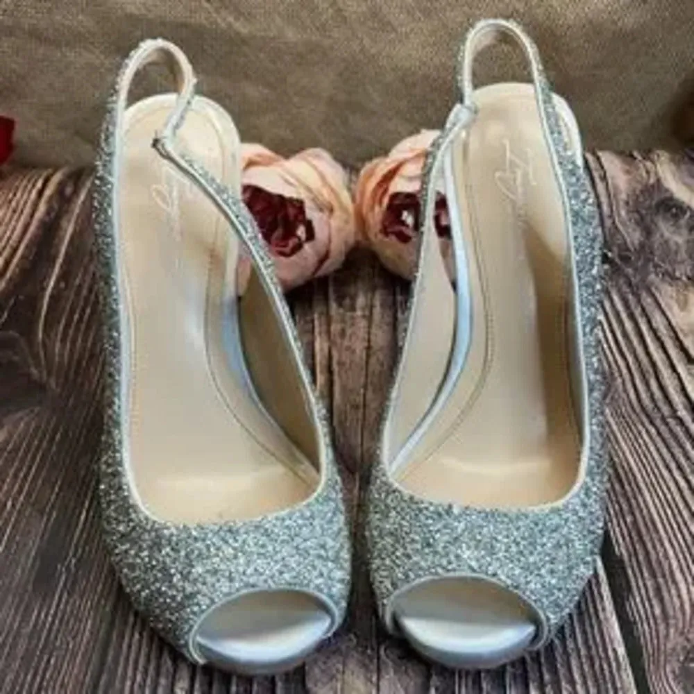 Vince Camuto Silver Synthetic Heels 7.5M